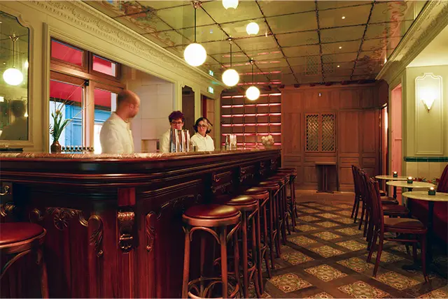 通りから入口を入ってすぐのバーカウンター。『クラヴァン』第 1号店、16区にある同名のバーからインスパイアされた内装