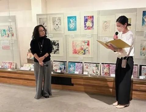 槇村さとる先生と学芸員さんとのトーク風景