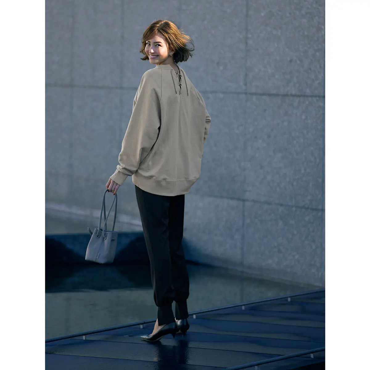 ベージュスエットと黒パンツのコーデ　モデル・RINA