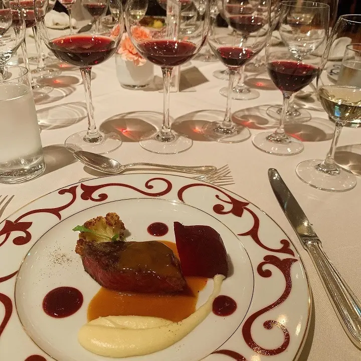 ラ・ロシェル ボジョレー合う料理 黒毛和牛サーロインの網焼き シャスールソース〈ディジョンマスタード〉〈カリフラワー〉〈いちご〉