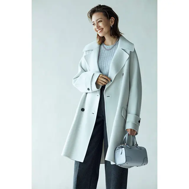 時代を超えて愛され続ける定番コートが 軽やかな素材とゆったりとしたシルエットで エレガントな大人仕様に。