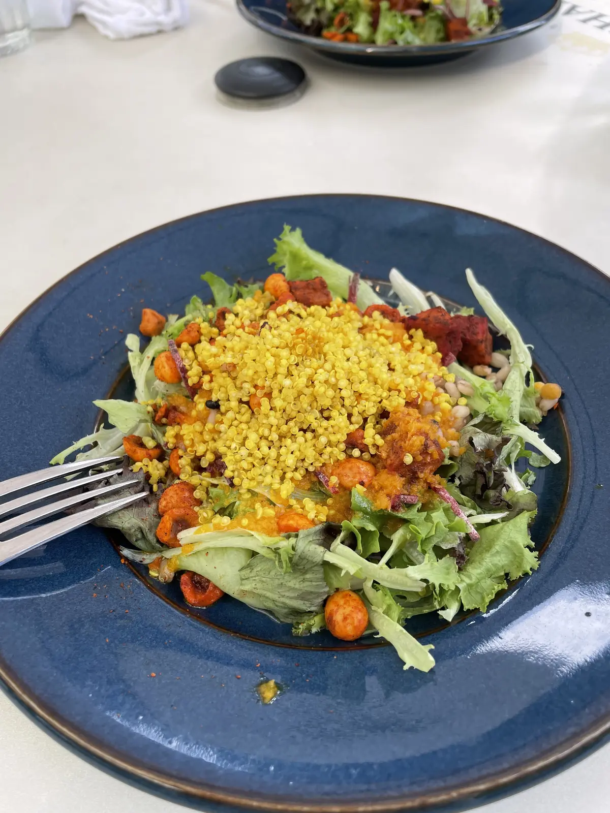 サラダ、彩り野菜のサラダ、メキシカン、スパイス、ブルー皿、ブルーのお皿、東京ミッドタウン、六本木