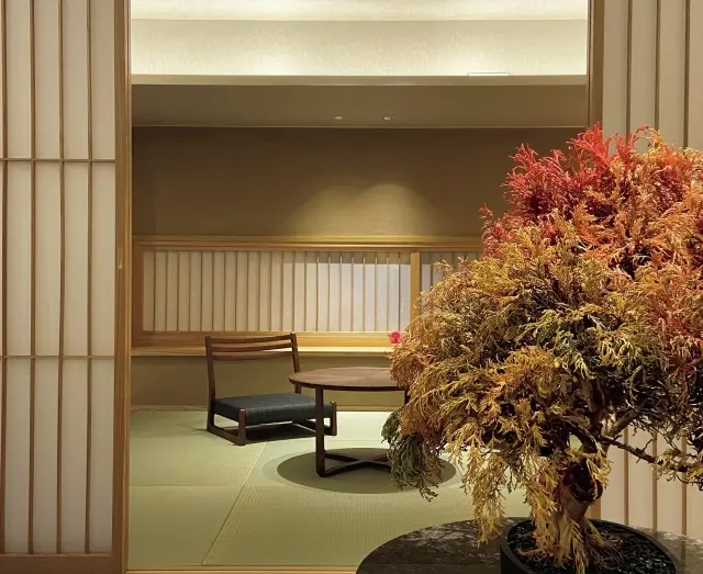 枯盆栽を配したリフレッシュラウンジ