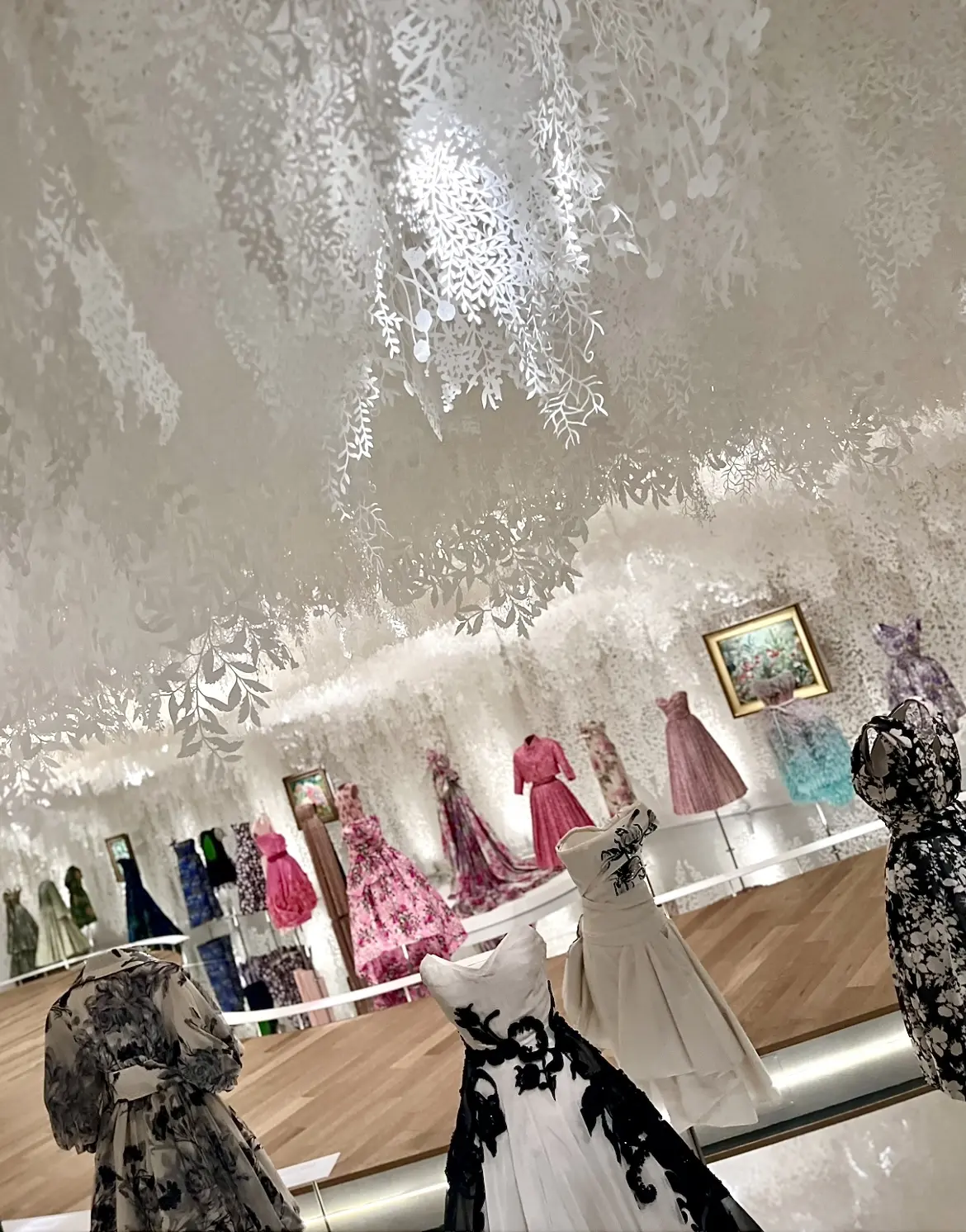 Dior展へは、トワルドジュイ柄スカートの画像_11