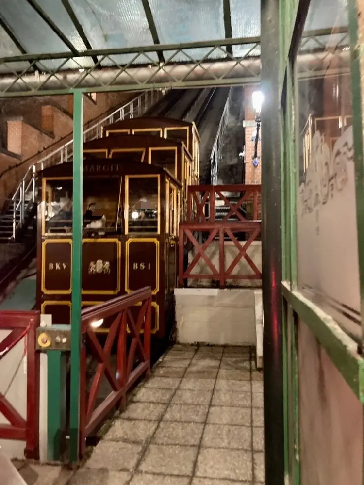 ケーブルカーで王宮へ