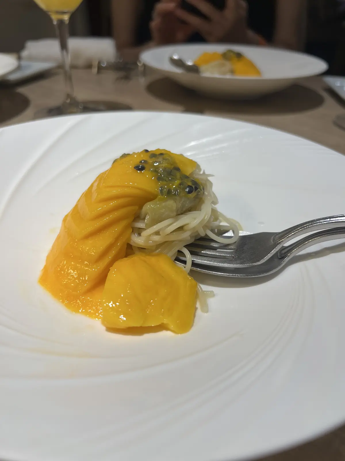 マンゴーカラーのワンピースを着てフルーツの画像_5