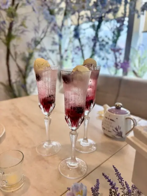 可愛いスイーツやお花に囲まれて優雅な時間の画像_6