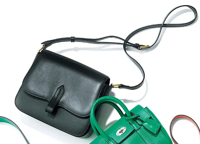 ボックスカーフレザーの光沢ある黒が、クラシカルなデザインに大人の余裕を添えて