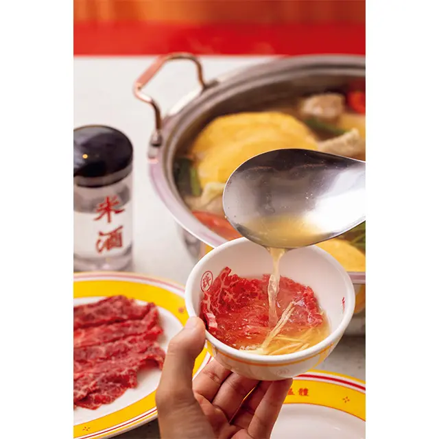 お碗に生肉2〜3枚、しょうがのせん切りを入れて、お鍋のスープを少しかける。え！ こんな赤いまま食べていいの？と思っても躊躇せずにいただいてみると、肉のうま味や甘味が驚くほど口に広がる。台南らしい甘めの味つけ