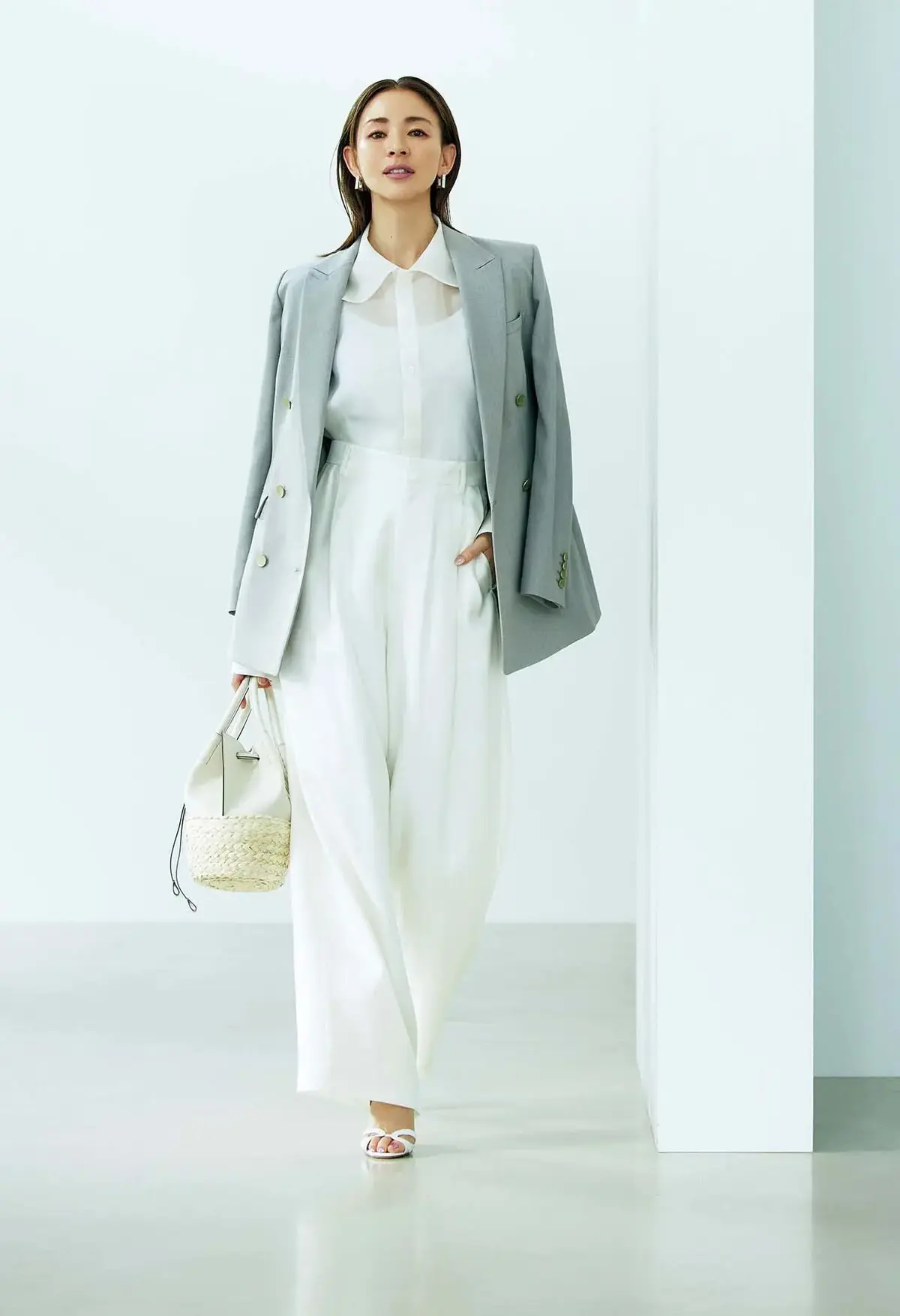 清廉の白と合わせることで、グレーのまろやかな美しさが目を覚ます