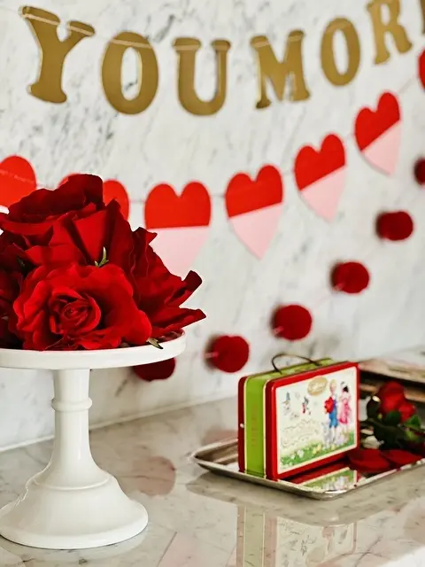 食器棚の一角をバレンタインコーディネート！