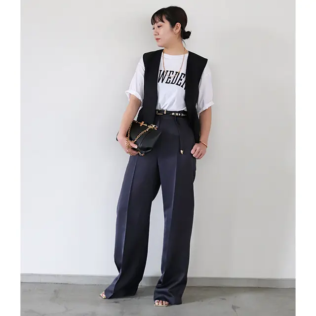 プラスするだけで今どきな印象を約束してくれるベストを主役にしたコーディネート