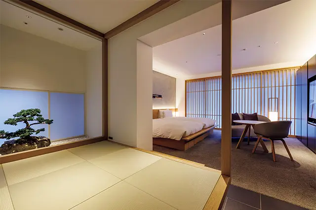 50㎡の「坪庭スイート」。町家の趣とホテルの機能性を両立させ、畳の部屋も
