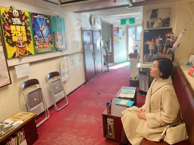 スカラ座のロビー。ポスターが並ぶ様子