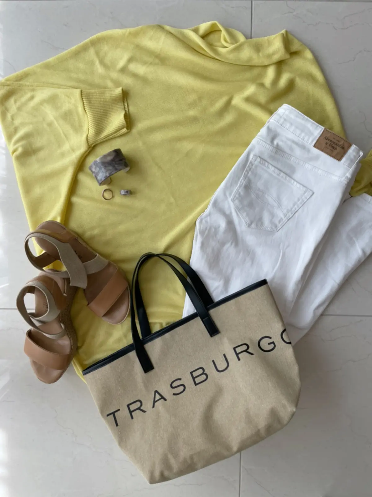 ホワイトデニム×イエローニットの春コーデの画像_3