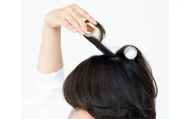 斜め上へカーラーを引き抜く