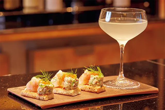 アラスカクルーズだけで提供されるカクテルやフードもある。アラスカ産ウオッカがベースのカクテル「The Kodiak Queen」は、アラスカ産のカニを使ったおつまみと一緒にどうぞ。クイーン・エリザベス船内だけで飲める限定オリジナルジンやカクテルもうまし