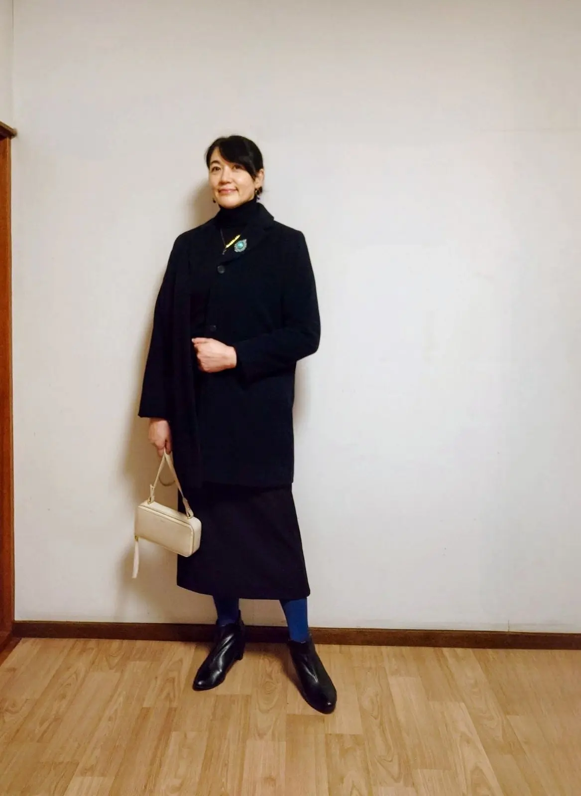 ラベンダーブルーのカラータイツネイビーコーデ