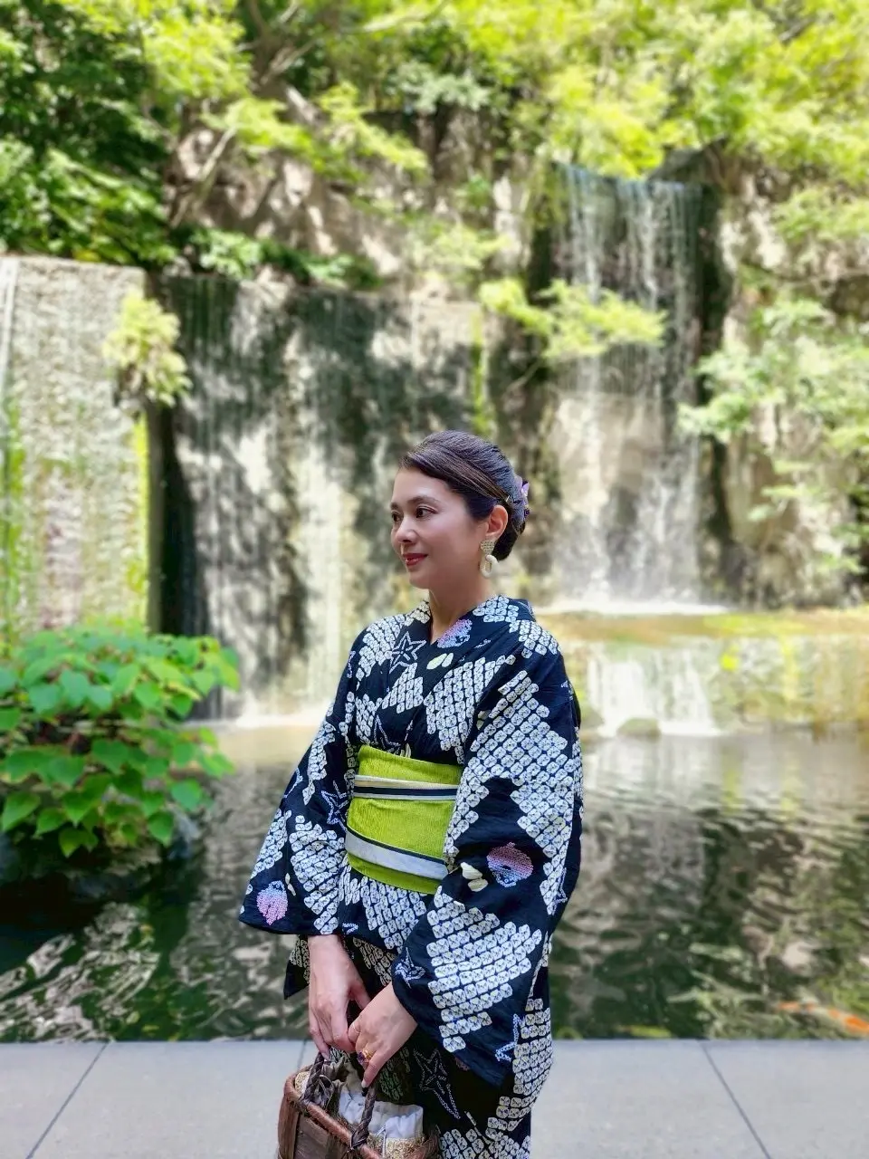 雅叙園の庭園の滝を背景にした浴衣姿。