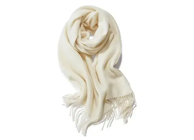 カシミヤ100%ならではのしっとりとした肌ざわりと上品な光沢がきわだつ。 ￥29,700／リンク・セオリー・ジャパン（セオリー）