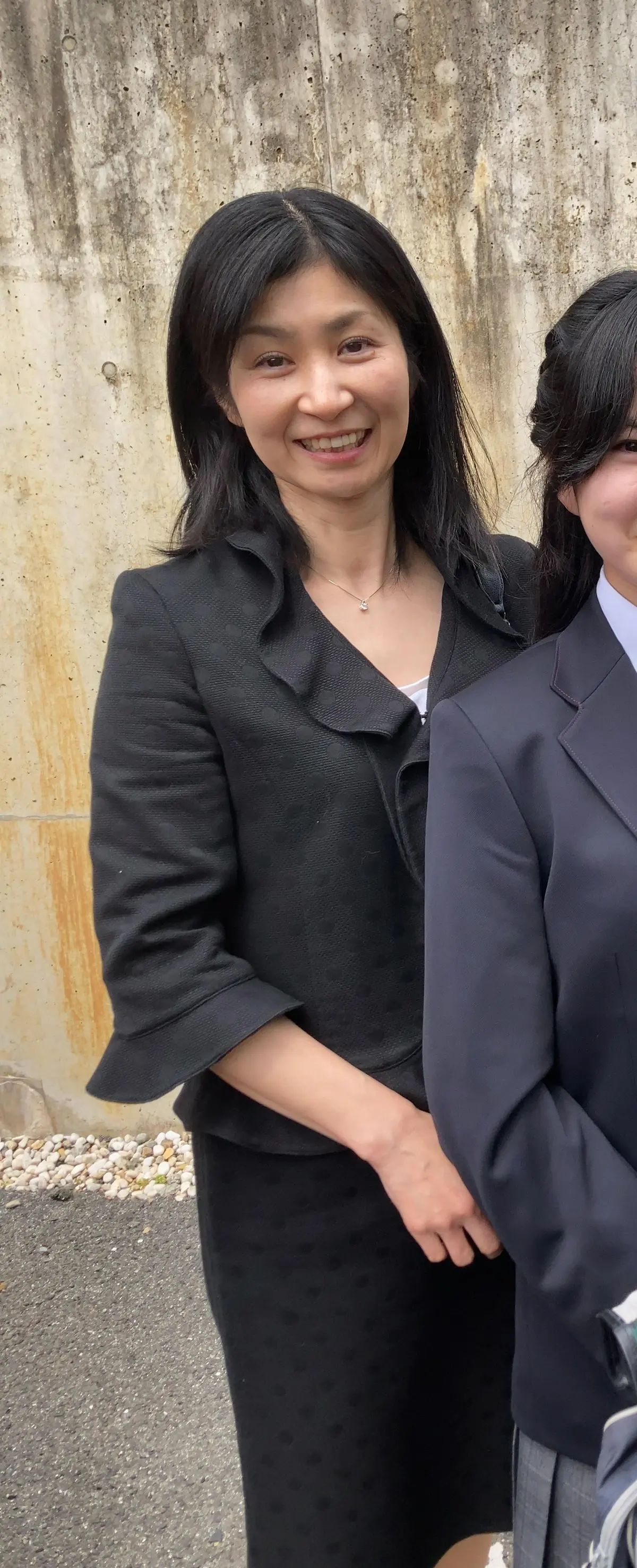 入学式は襟元フリルの黒スーツでの画像_3