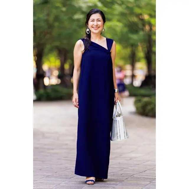 【50代絶対ほめられる服】「上品」「かわいい」とほめられるネイビーワンピースコーデ