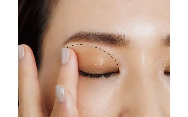 パレットのイエロー寄りのベージュを指にとり、アイホールよりひとまわり広めに入れていく。指で入れることで、密着感がアップ。