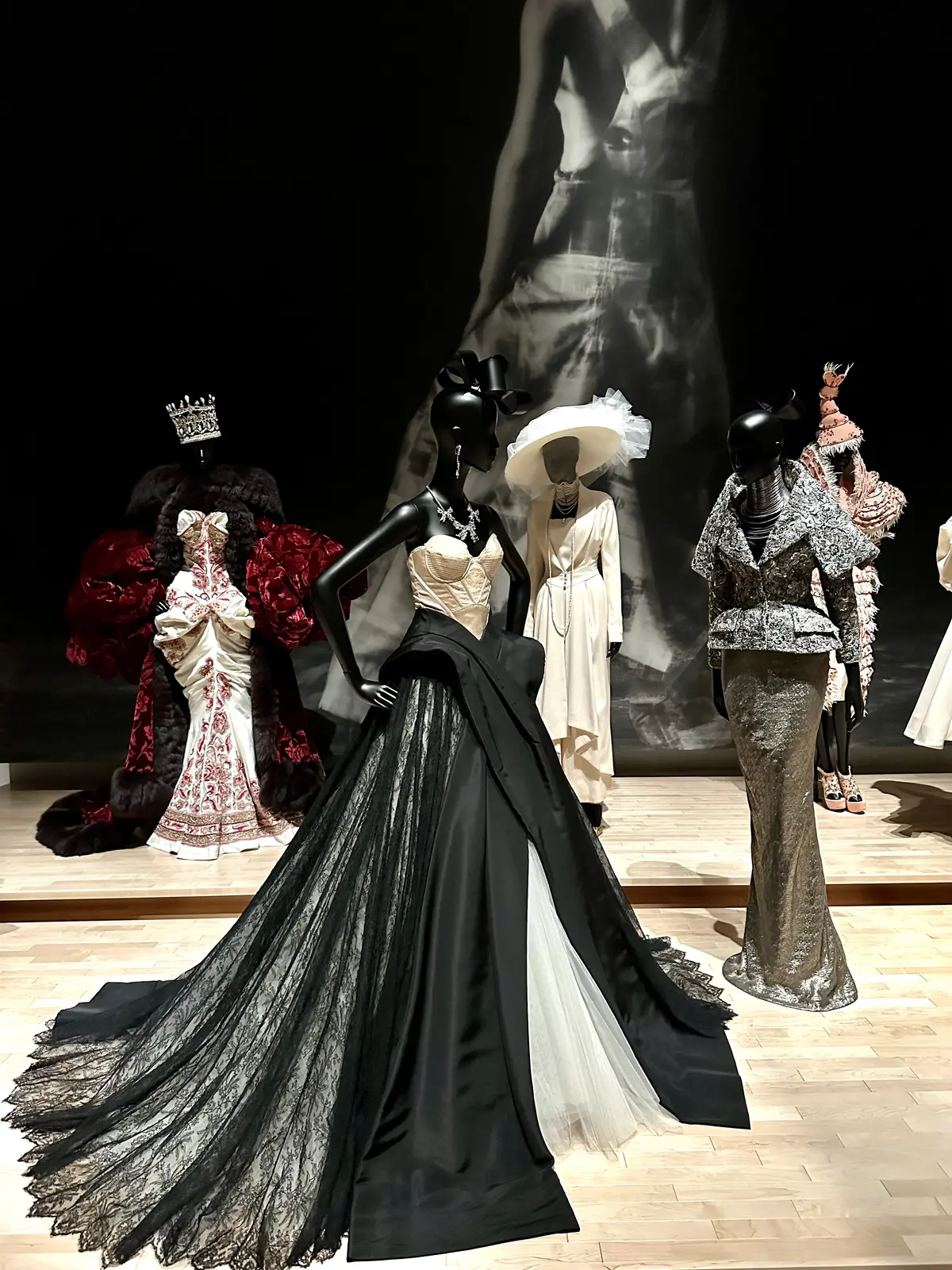 「クリスチャン・ディオール、夢のクチュリエ」ジョン・ガリアーノのデザイン