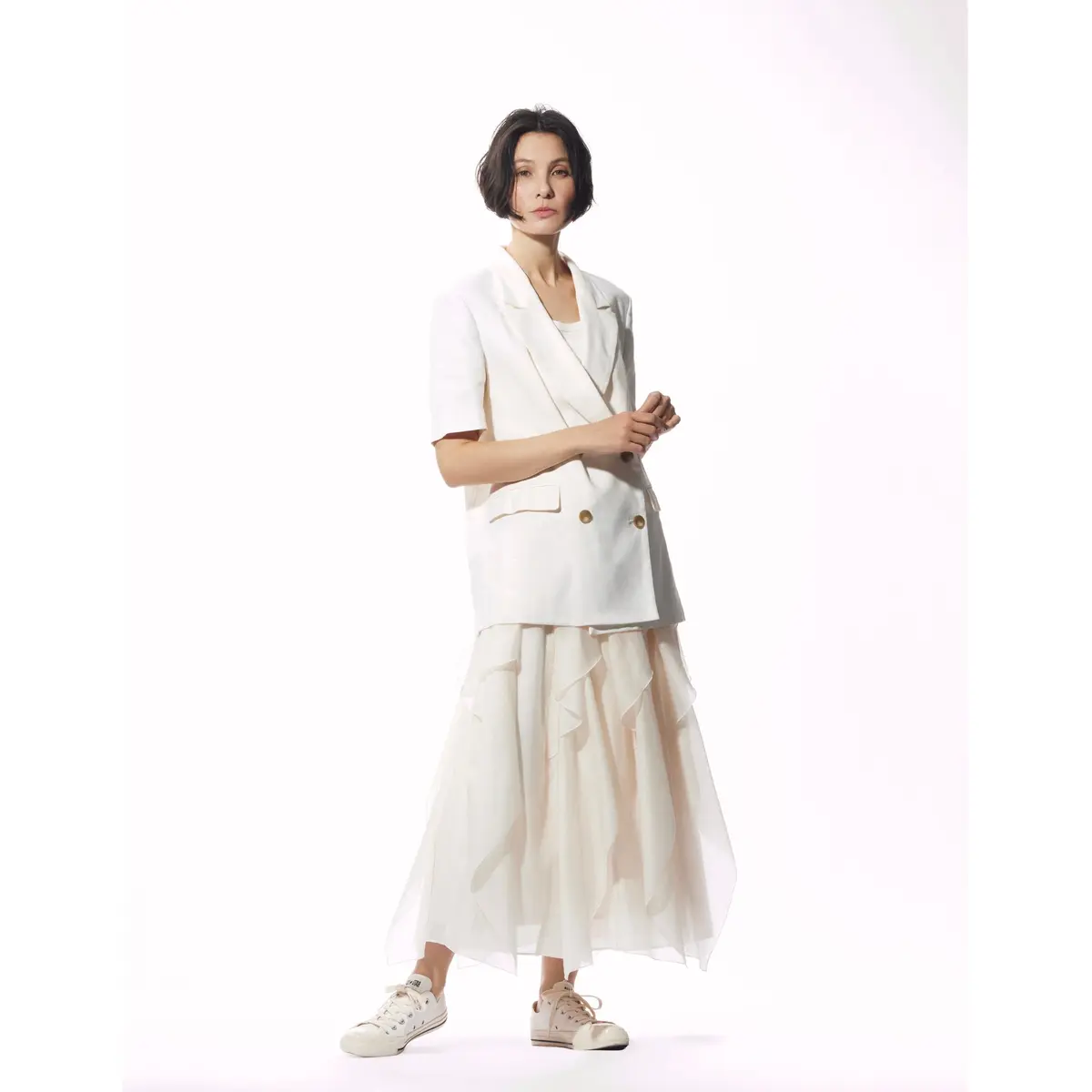 白半袖ジャケットと白ティアードスカートのコーディネート　モデル・田沢美亜