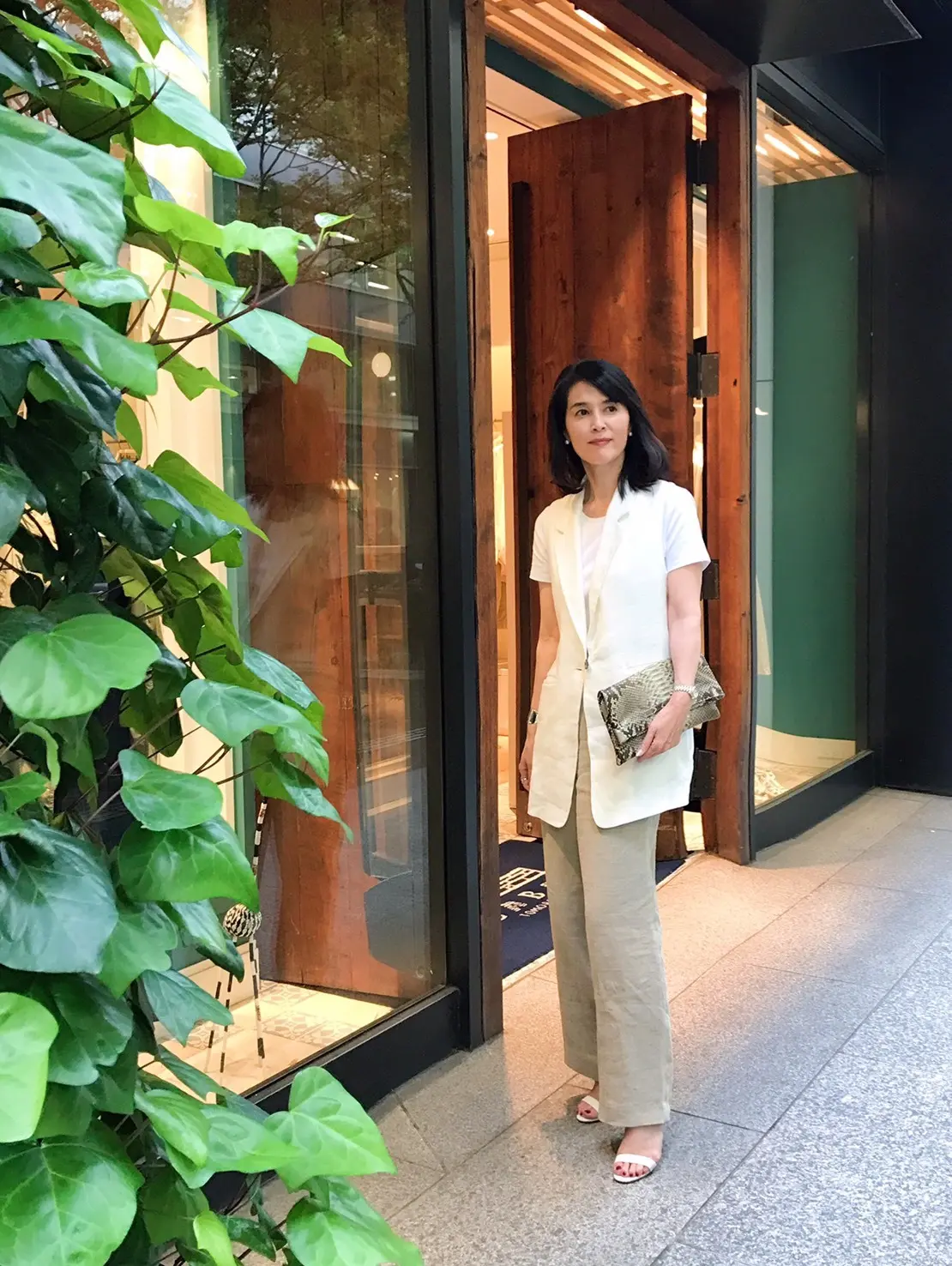 ドライベージュのリネンパンツの画像_3