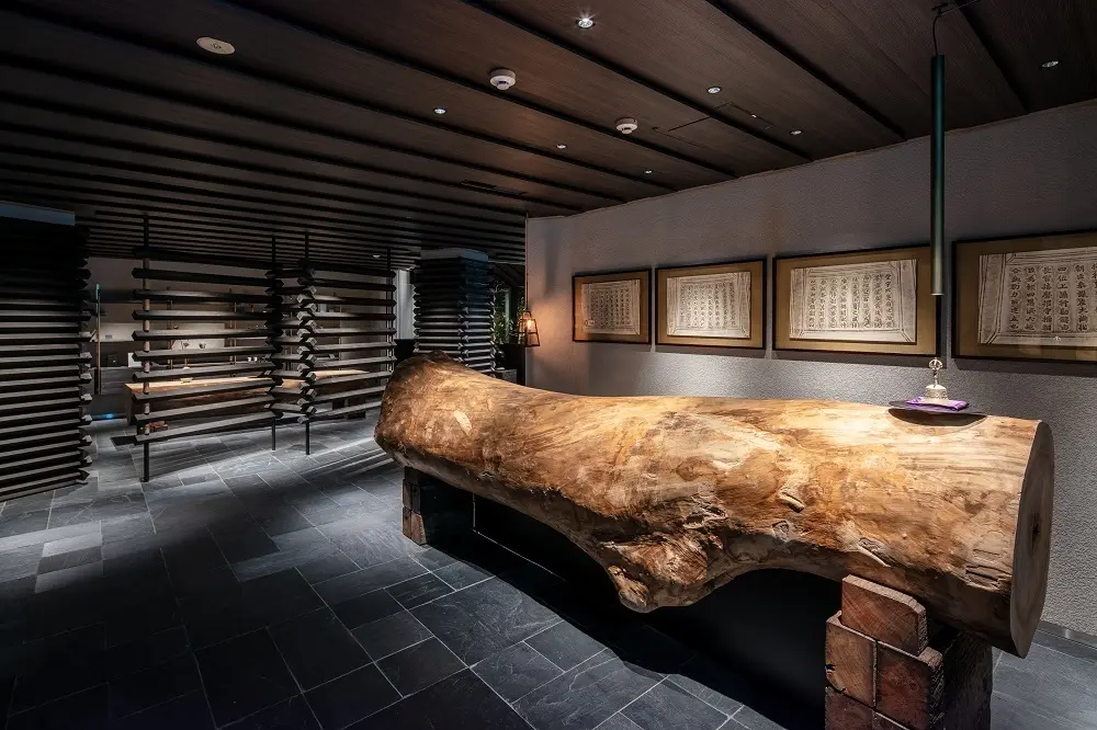 ふふ奈良のロビーにある大きなクスノキのカウンター