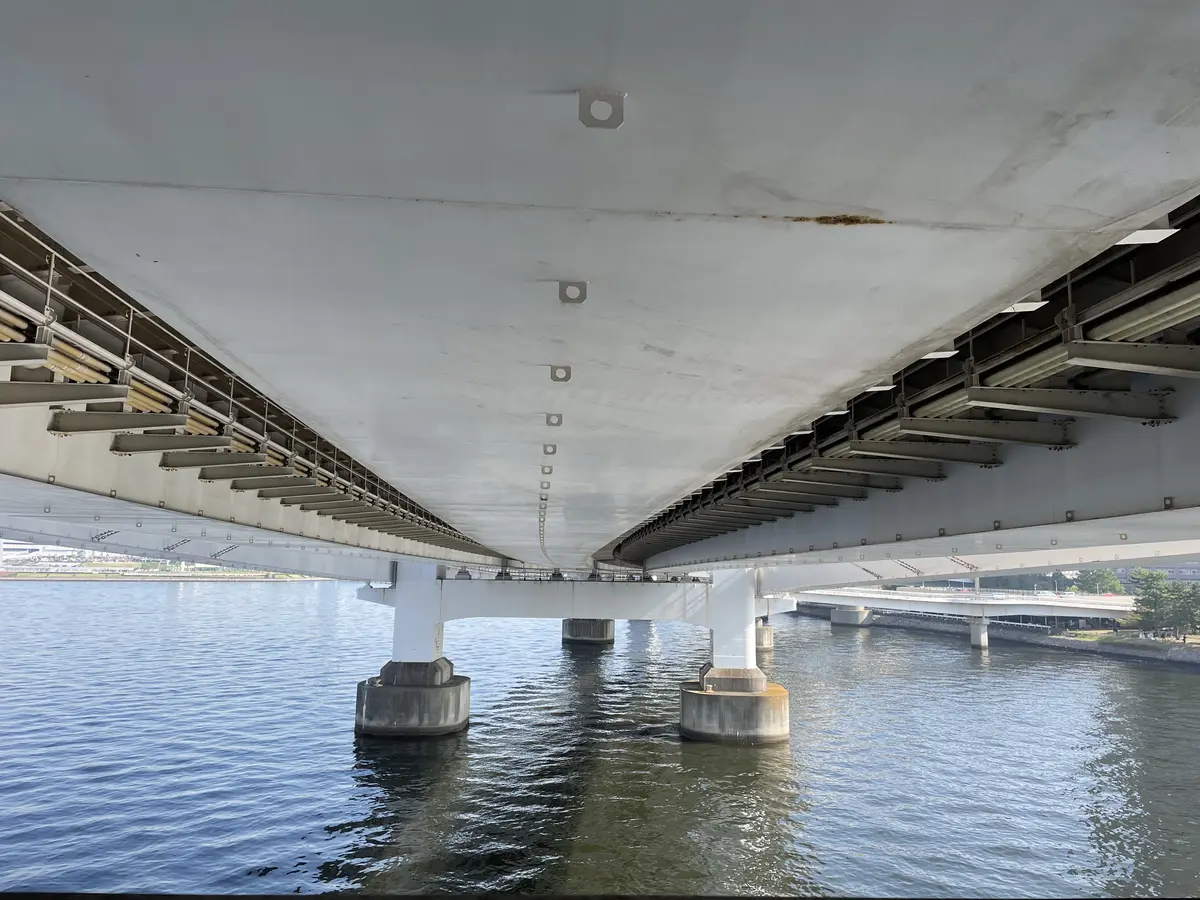 レインボーブリッジの真下