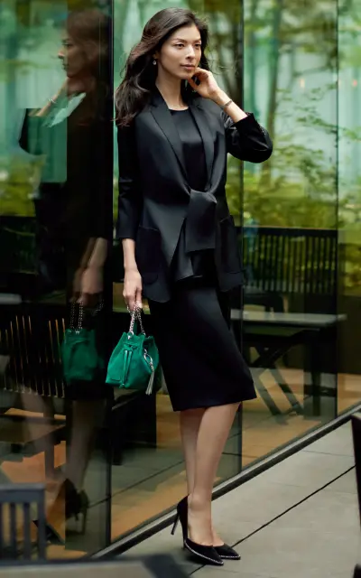 ブラックのジャケットセットアップコーデの生方ななえ