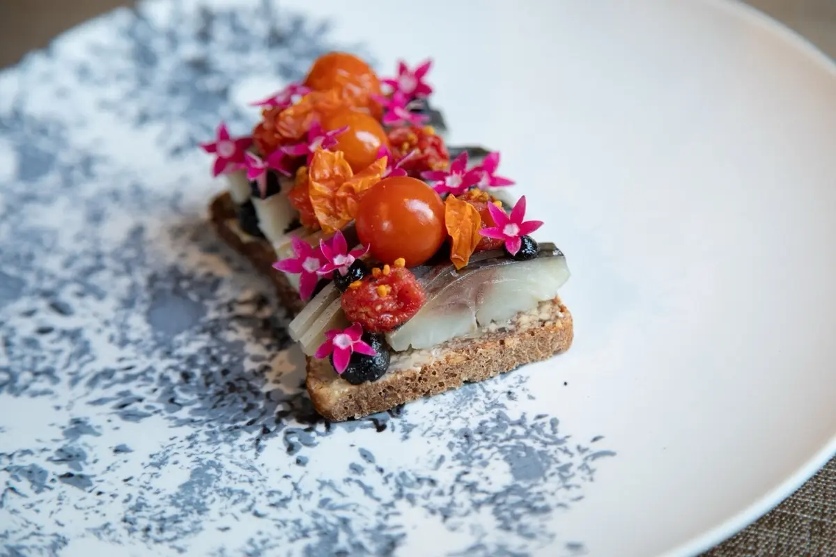 自家製パンと箱根近郊の野菜などを使用したスモーブロー（オープンサンド）。鯖とトマト￥2,350