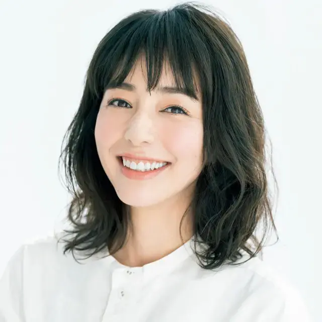 うねりグセを生かした「抜け感ウェーブヘア」