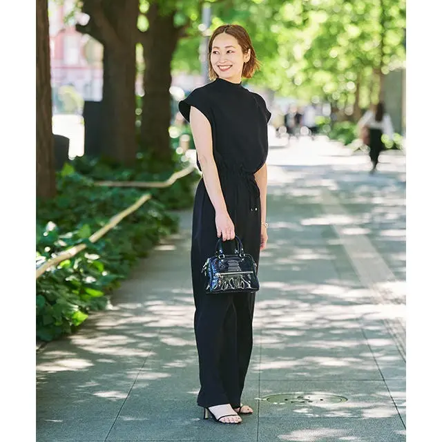 黒のワントーンコーディネートを素材ミックスで表情豊かに！