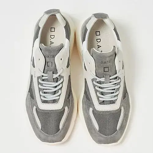 50代がこなれて見える！「春の最旬スニーカー」カタログ