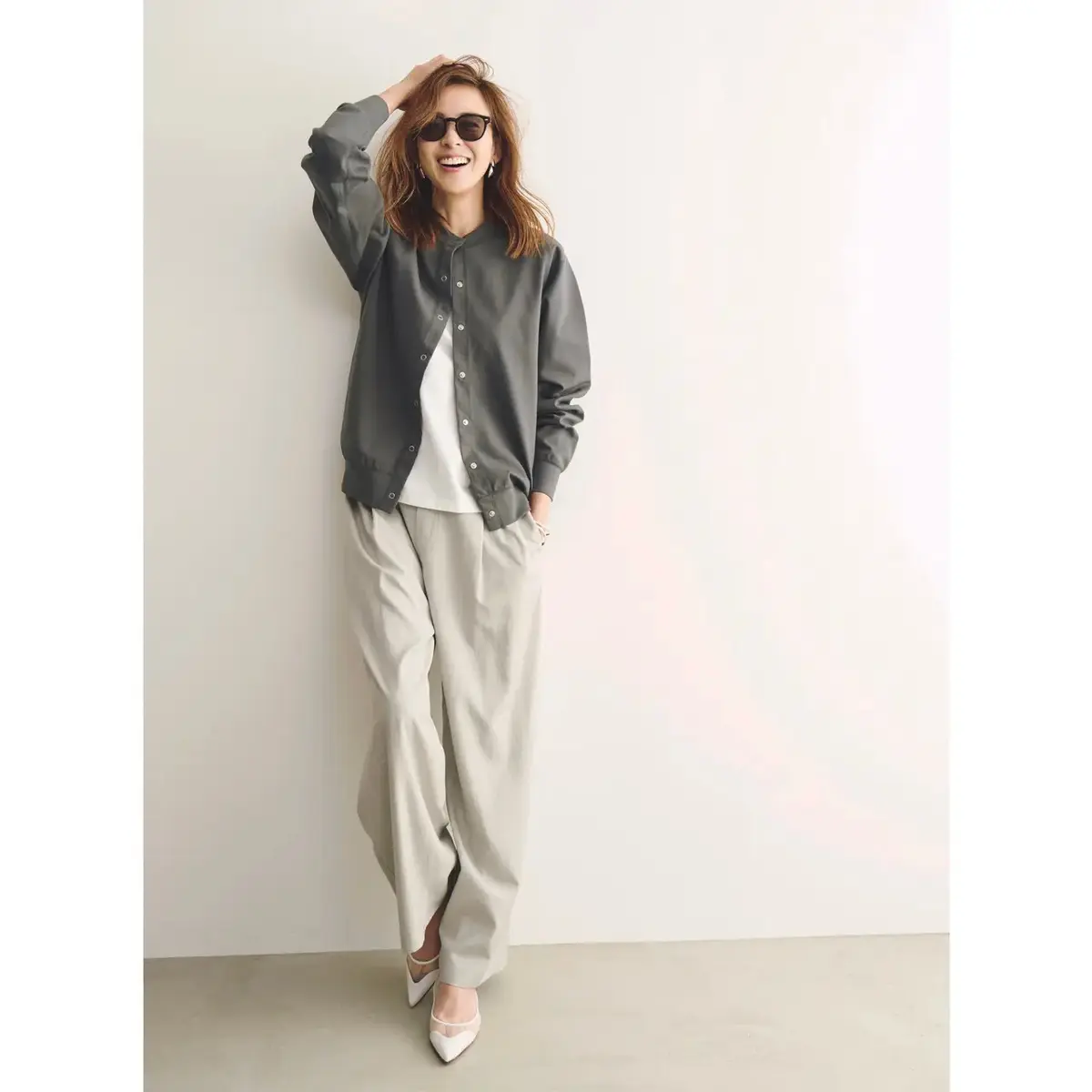 グレーのグラデーションでシンプルカジュアルなコーディネートの洗練度を高めて。気温21℃