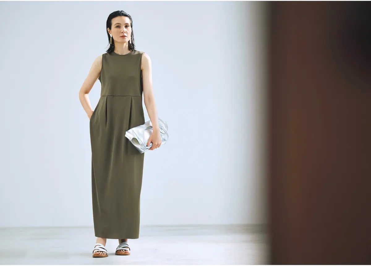 カーキノースリーブワンピースにシルバーバッグを合わせたコーディネート　モデル・田沢美亜