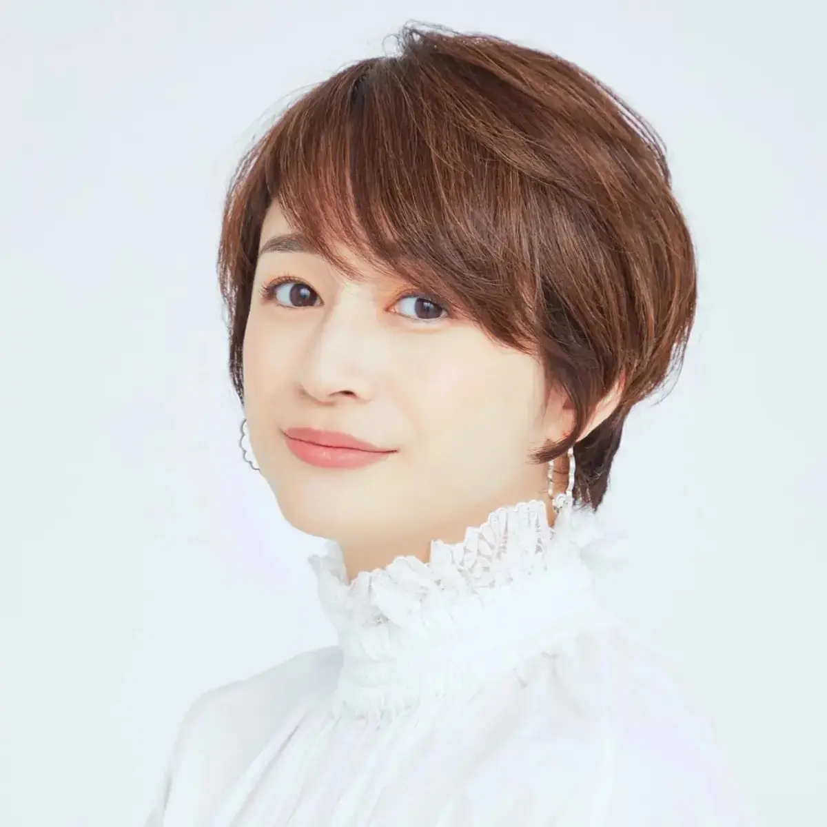 トップをふんわりさせて小顔に見せる「重め前髪」