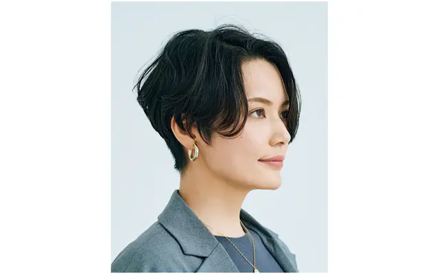 硬く多い髪質の膨らみ・広がりを予防　サイド