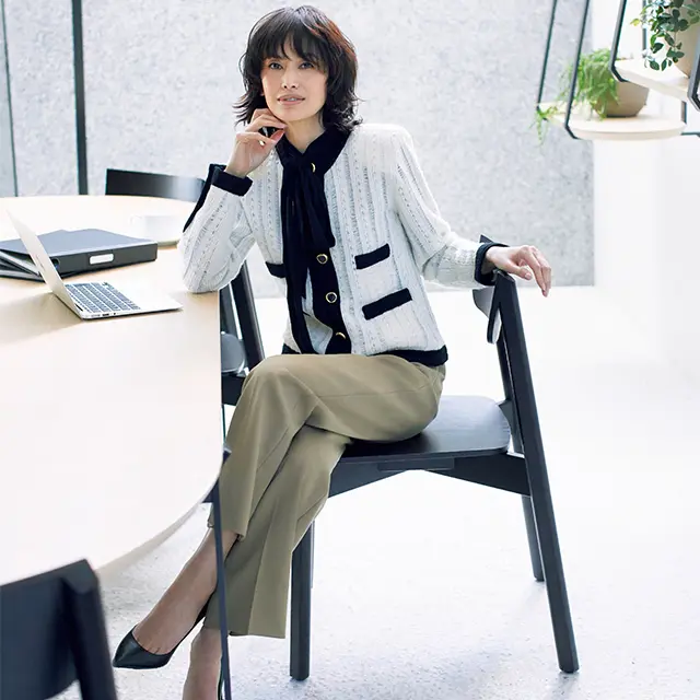 リラックスした着心地と 画面映えするシャープさを かなえたニットジャケット