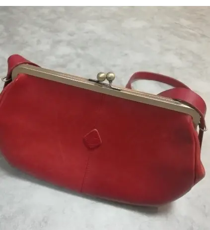 クレドランの赤いがま口ショルダーバッグ