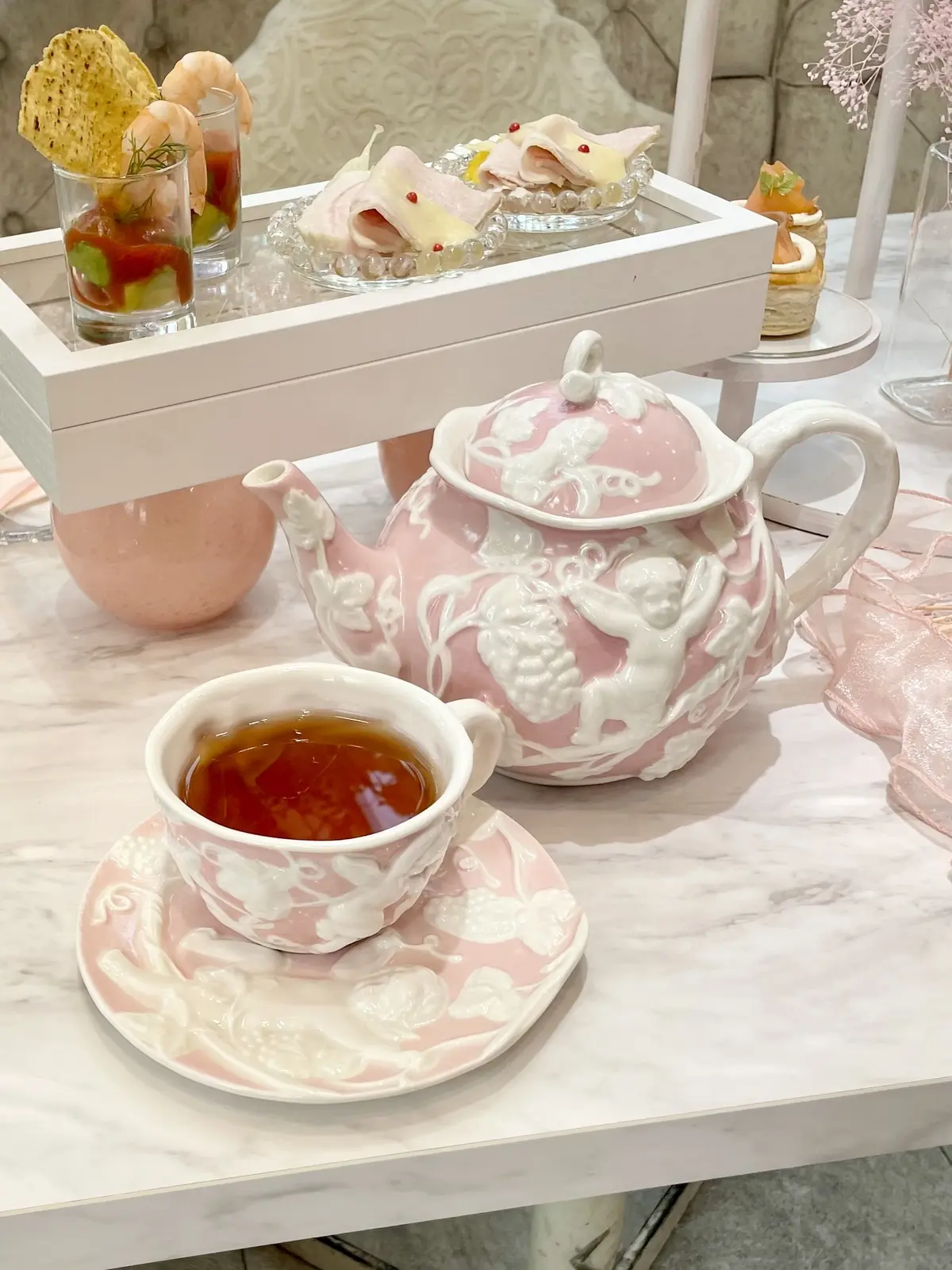 アールグレイ、ピーチティー、オリジナルピーチティー、表参道、HAUTE COUTURE CAFE表参道、HAUTE COUTURE CAFE、オートクチュールカフェ、ピーチアフタヌーンティー、桃のアフタヌーンティー、桃パフェ、パフェ、ピンク、ピンクのワンピース、ワンピース、ノースリーブワンピース、ワンピースコーデ、ロングヘア、黒髪、可愛いアフタヌーンティー、美味しいアフタヌーンティー、豪華なアフタヌーンティー、お花の世界、店内、スイートピー、かすみそう、霞草、かすみ草、ポット、オリジナルポット、可愛いポット、ピンクのポット、可愛いカップ、カップ、ソーサー、オリジナルカップ、ピンクのカップ