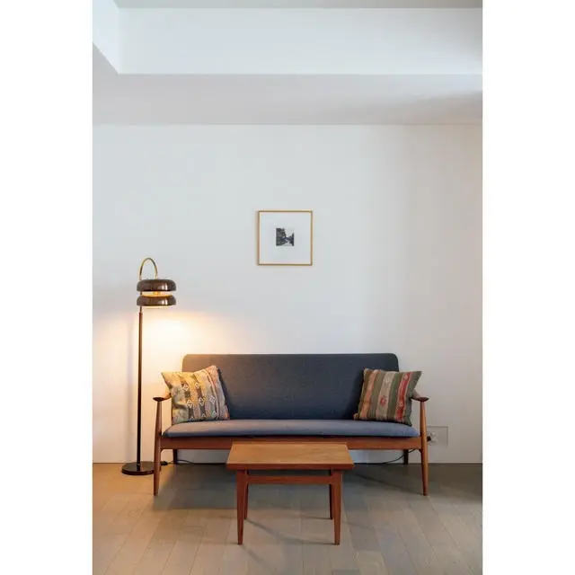 リビングに溶け込みながら曲線が美しい家具が柔らかな印象をプラスするリビングコーナー