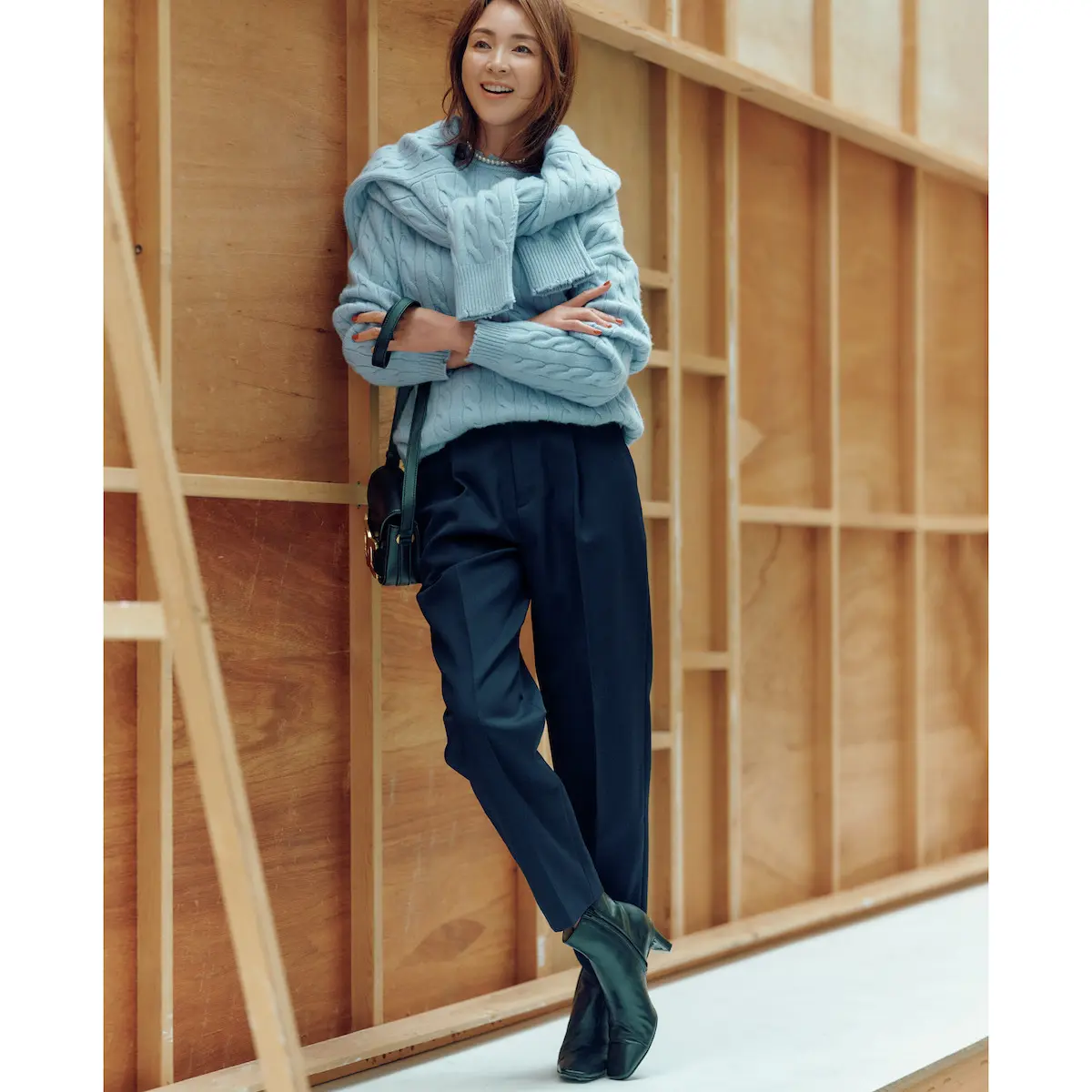 ライトブルーのニットとネイビーパンツのコーディネート　モデル・SHIHO