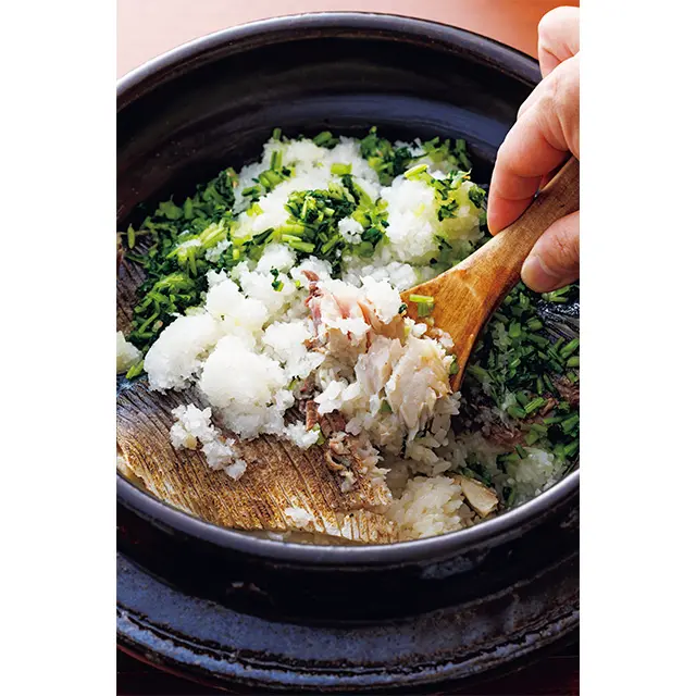 ごはんに鯖をのせて仕上げる「鯖の炭火炙（あぶ）りごはん」。