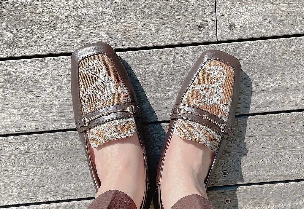 男顔フラット靴にワイドパンツスタイルで初の画像_1