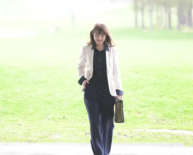 大人のネイビーコーデの画像_4