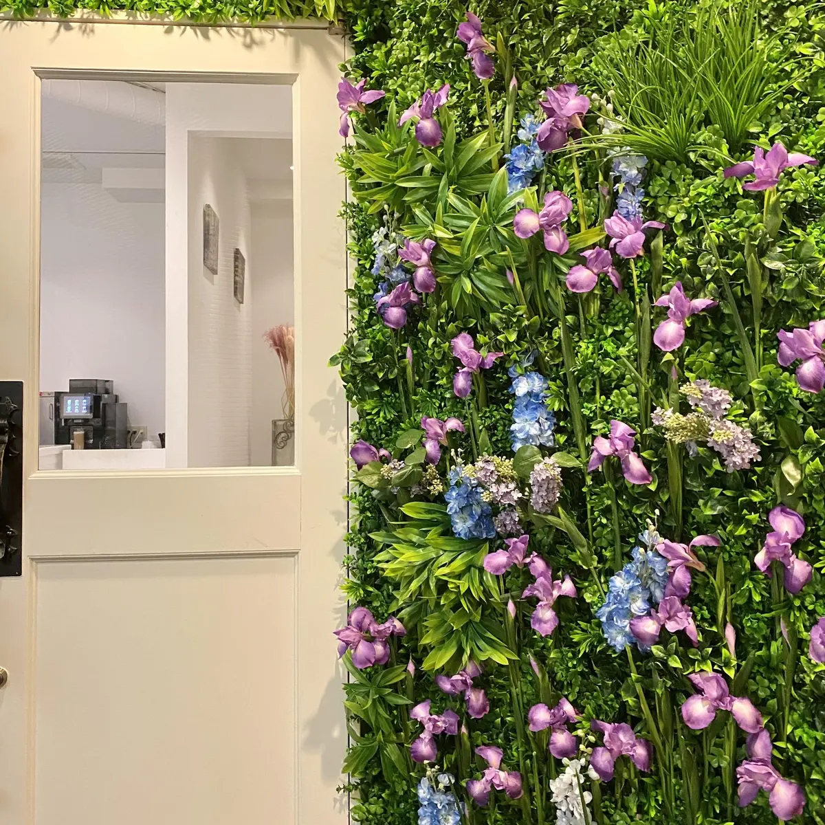 入り口からお花がたくさん